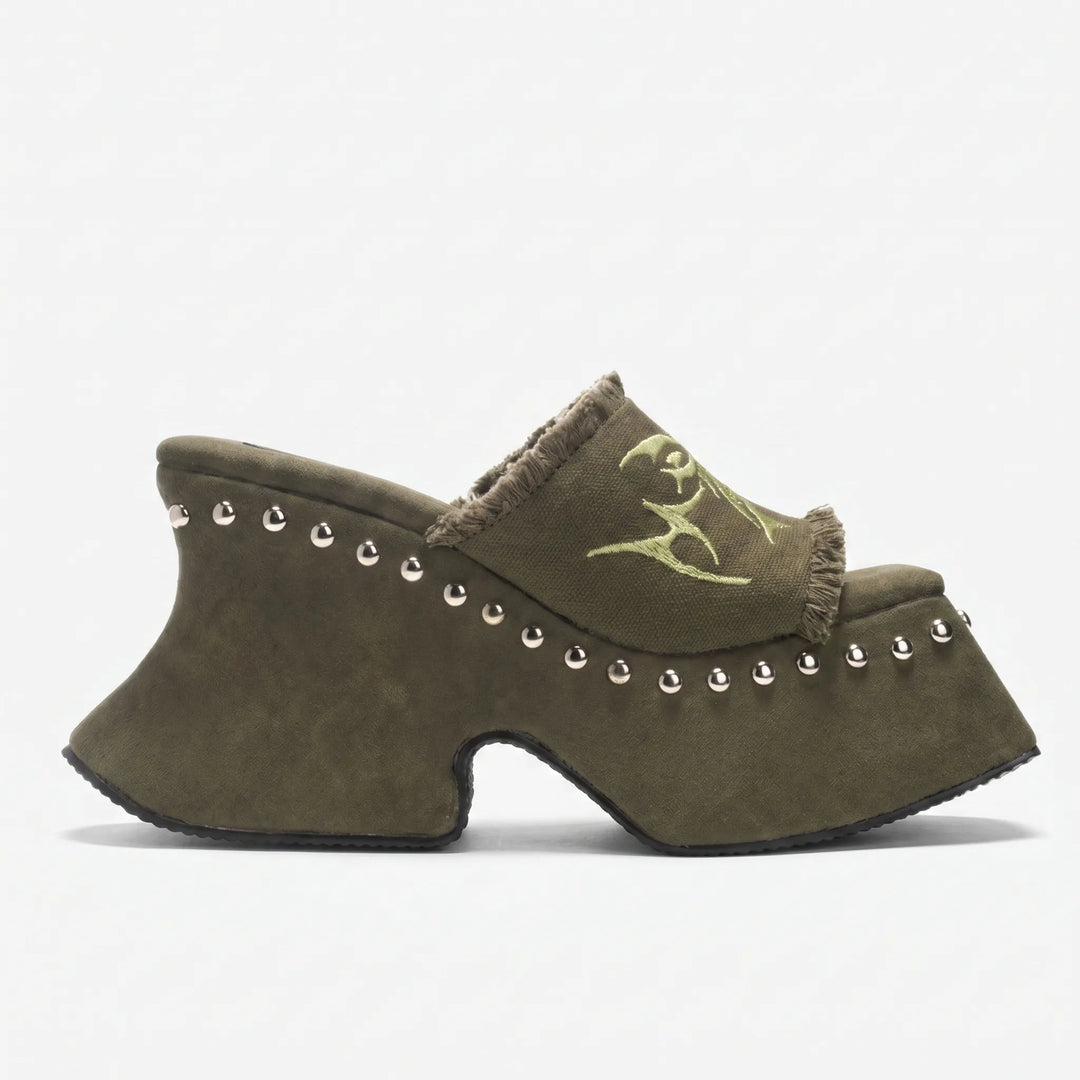 Casual women's chunky platform slip-on sandals, great for warm weather & adding a retro touch to any outfit.