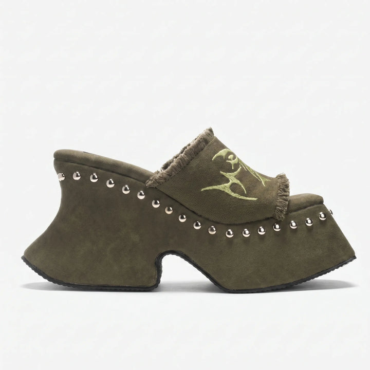 Casual women's chunky platform slip-on sandals, great for warm weather & adding a retro touch to any outfit.