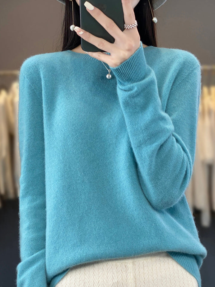 Versatile women's classic pullover, round neck, long sleeve, ideal for office or casual chic.