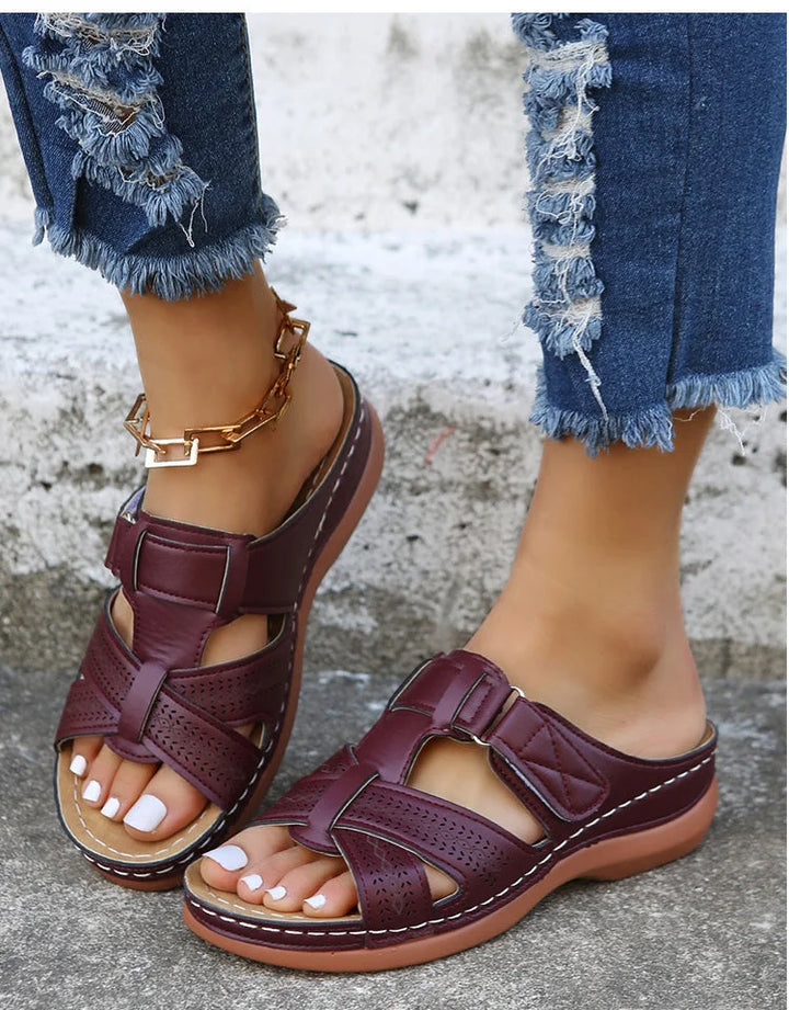 Comfortable women's sandals featuring arch support & adjustable strap for optimal walking support.