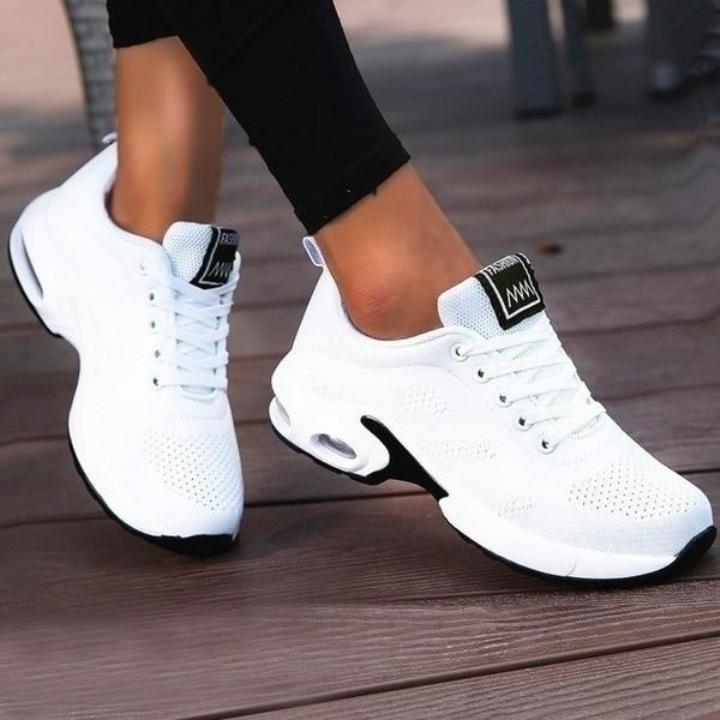 Orthopedic women's sneakers with breathable material, ideal for an active lifestyle & daily comfort.
