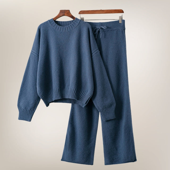 Cozy women's matching set: two-piece loungewear with a relaxed fit for ultimate comfort and style.