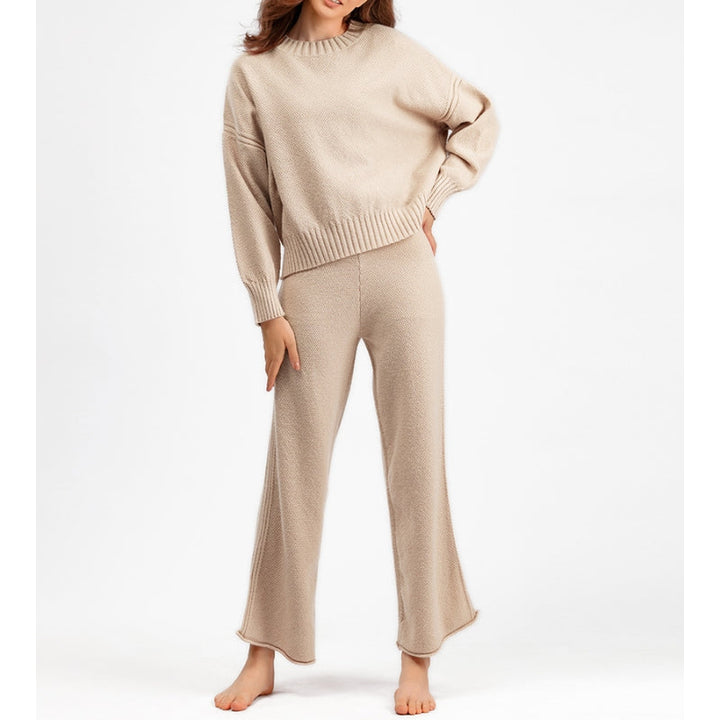 Stylish women's casual outfit: a comfortable two-piece loungewear set with a relaxed, soft fabric feel.