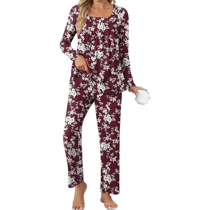Soft women's loungewear set with pockets. Perfect for relaxing and sleep.