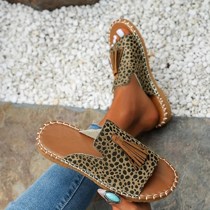 Women's comfy flat sandals, versatile slip-on footwear for casual summer & vacation.
