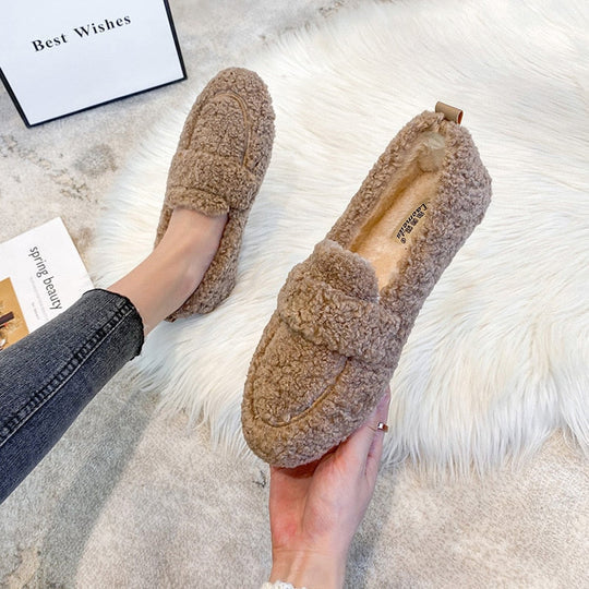 Women's cozy plush loafer slippers, comfortable design, perfect for indoor warmth and relaxation.