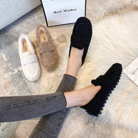 Comfy women's indoor shoes: plush loafer slippers for cozy warmth and relaxation at home.