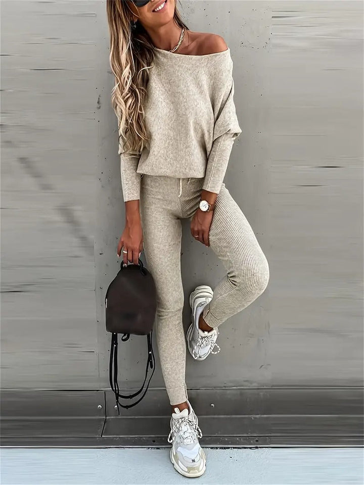 Comfortable two-piece ribbed women's lounge set.