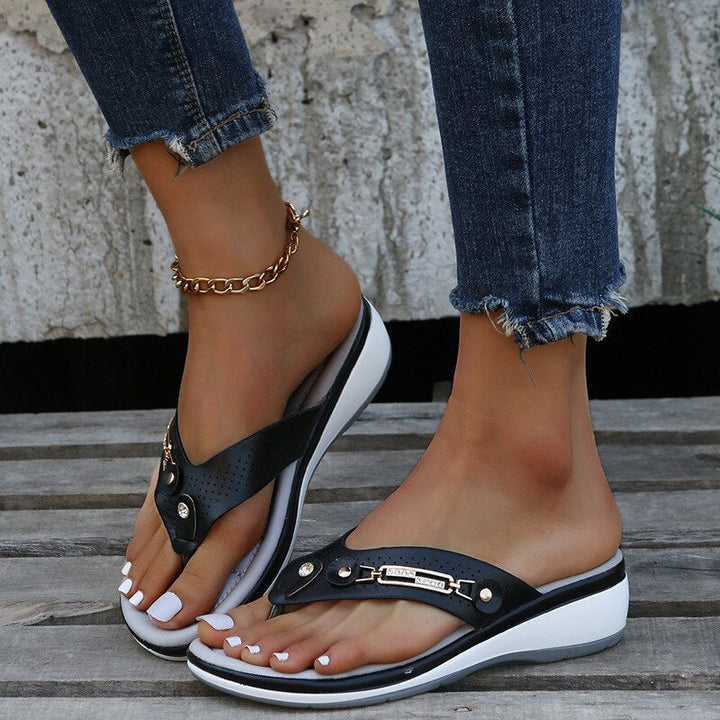 Open-toe women's cushioned sandals with a decorative strap; perfect stylish & comfortable casual summer footwear.