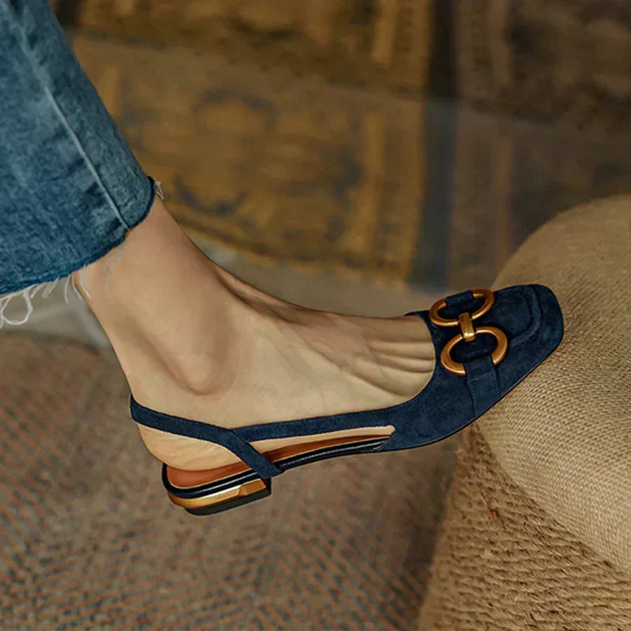 Casual women's Delphine buckle sandals, versatile everyday footwear with supportive cushioning.