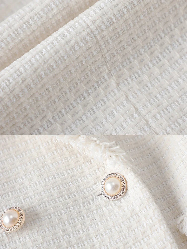 Elegant women's structured blazer, featuring delicate pearl buttons for a sophisticated and chic office look.