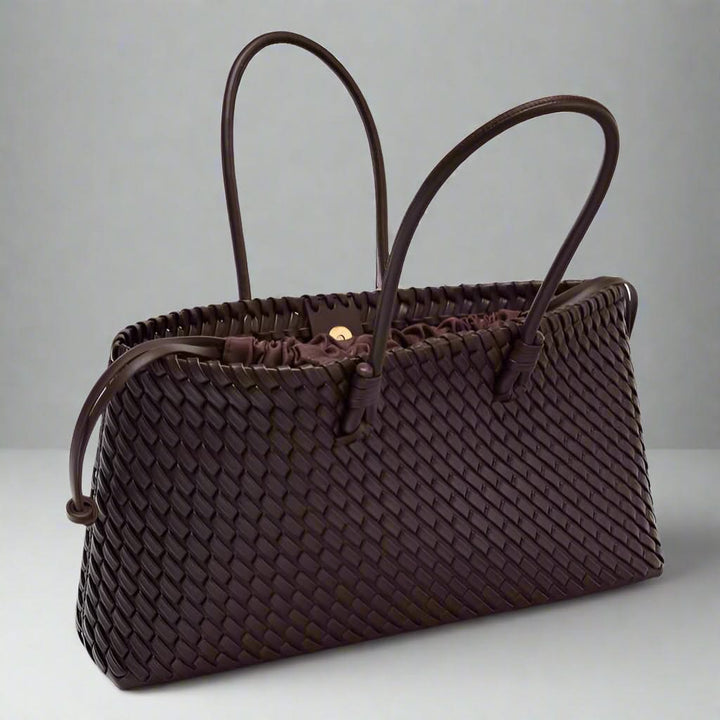 Stylish women's woven leather handbag, perfect for everyday elegance and fashion.