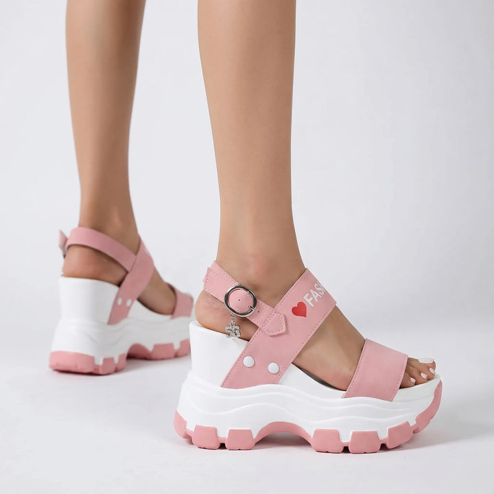 Comfortable women's chunky platform sandals, offering high lift & support. Ideal for all-day wear.