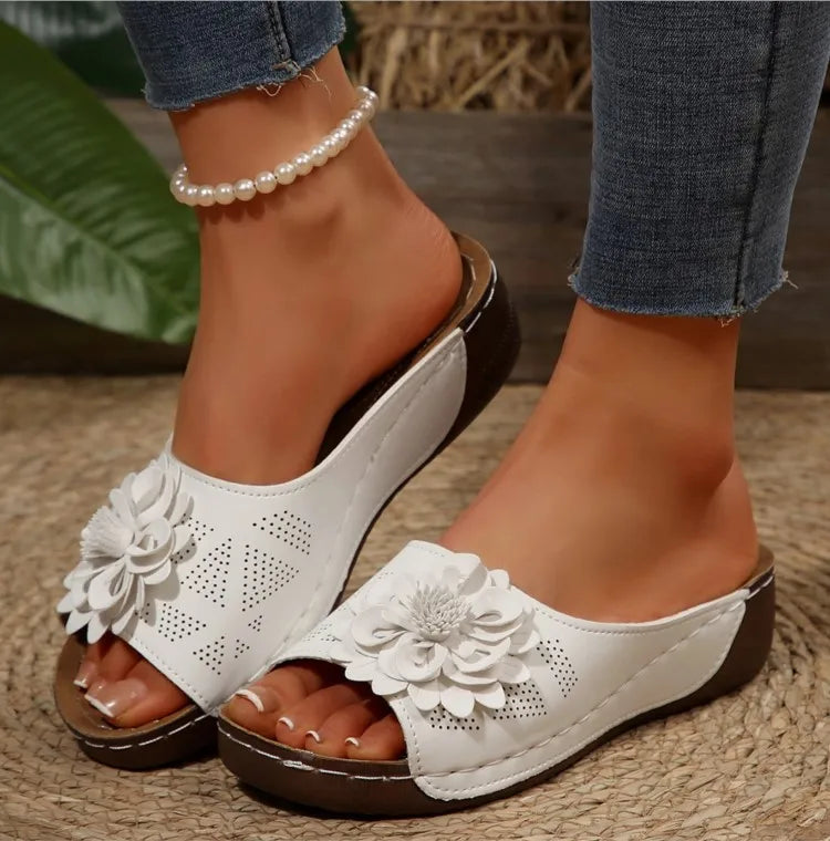 Soft women's floral comfort slide sandals, ideal for everyday wear, flat slip-ons.