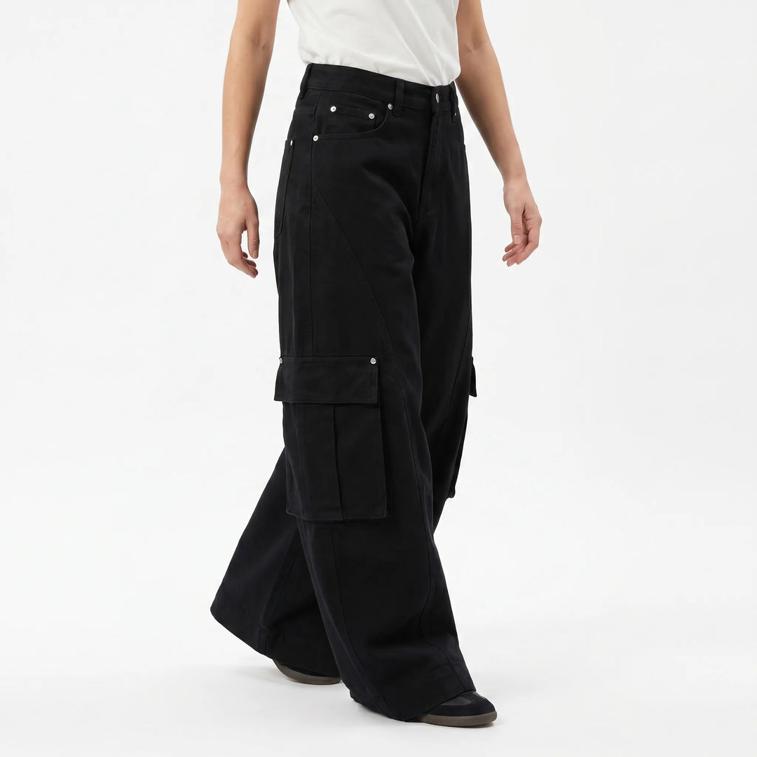 Stylish women's wide-leg baggy high-rise pants, available in black. Great for streetwear, casual fashion, and comfort.