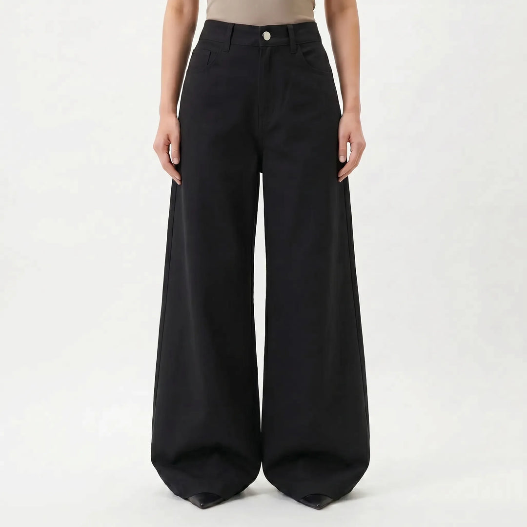 Stylish women's wide-leg pants with a high-waisted design, offering a relaxed and modern look.