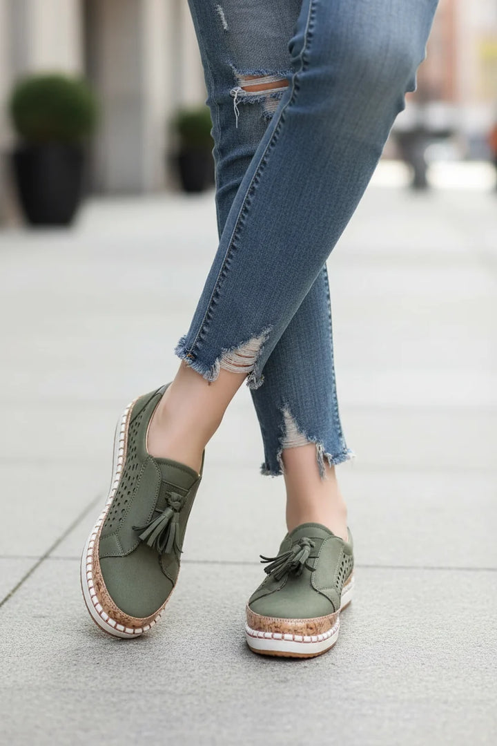 Women's lightweight walking shoes with arch support for all-day comfort. Ideal for everyday wear & travel.