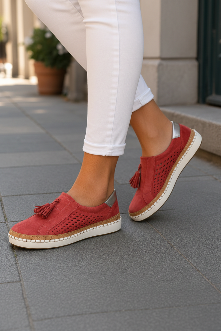 Lightweight women's walking shoes, perfect for an active lifestyle, travel, and all-day comfort.