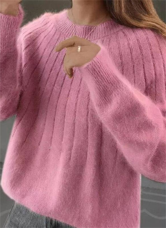 Warm women's knit sweater in soft cashmere, ideal for cozy winter wear and comfortable, elegant fashion.
