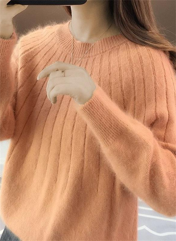Comfortable women's knit sweater, made from soft cashmere. A warm, elegant long-sleeve design for winter fashion.