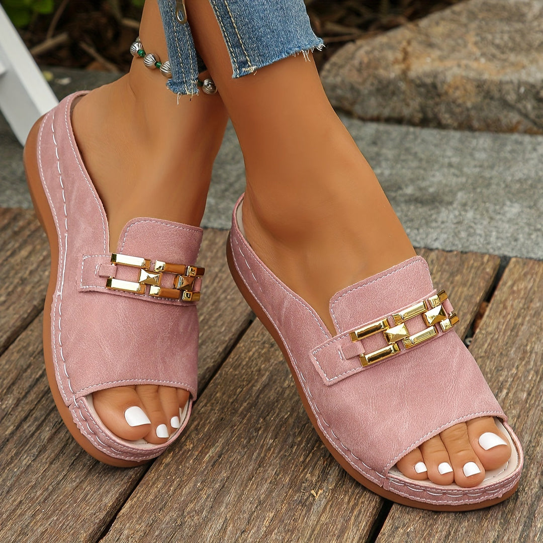 Stylish women's Opal slides: cushioned sandals featuring fashionable gold links, ideal for summer comfort.