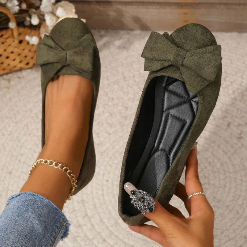 Versatile women's orthopaedic flats with arch support, designed for all-day wear and comfort.