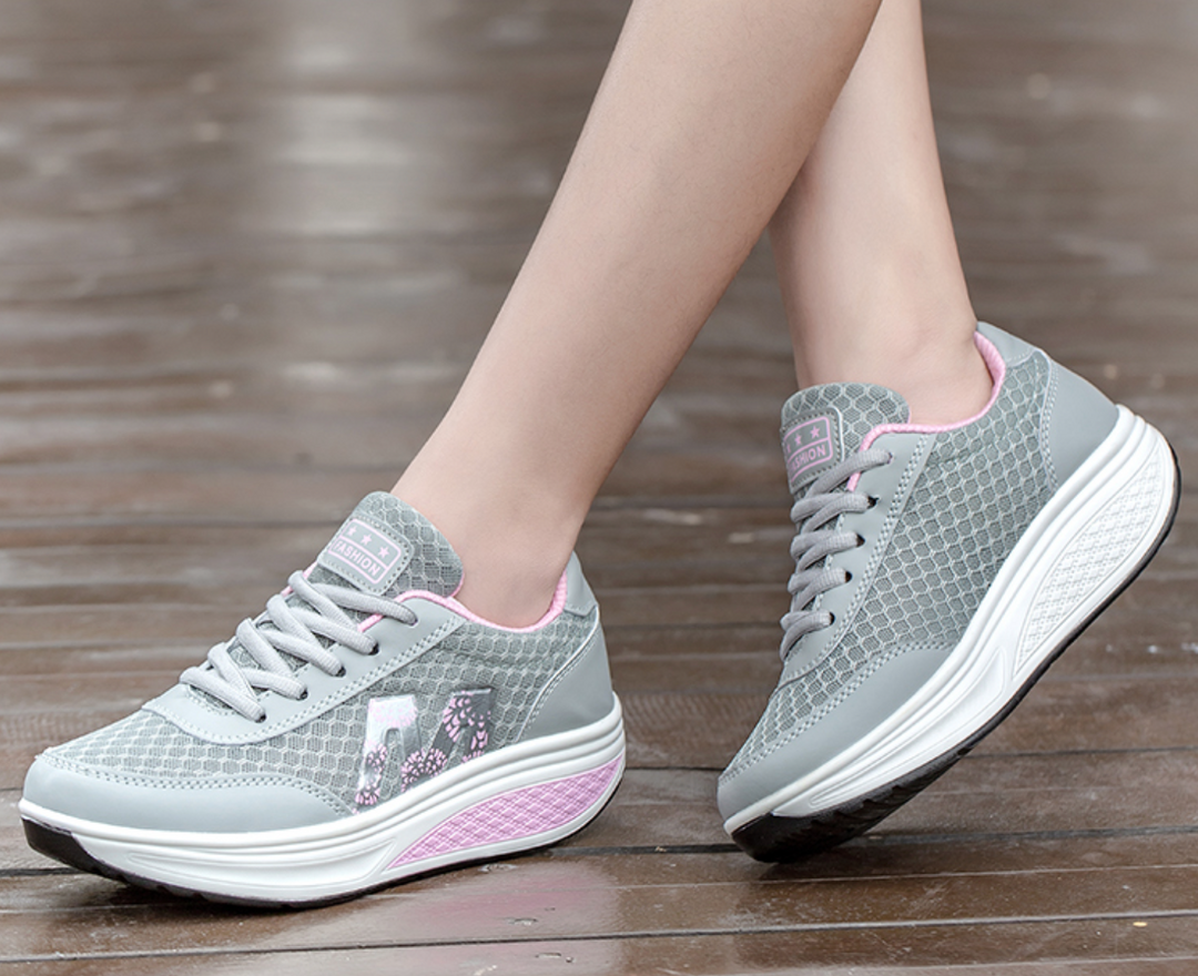 Lightweight women's corrective walking sneakers, ideal for long walks, offering arch & pain relief.