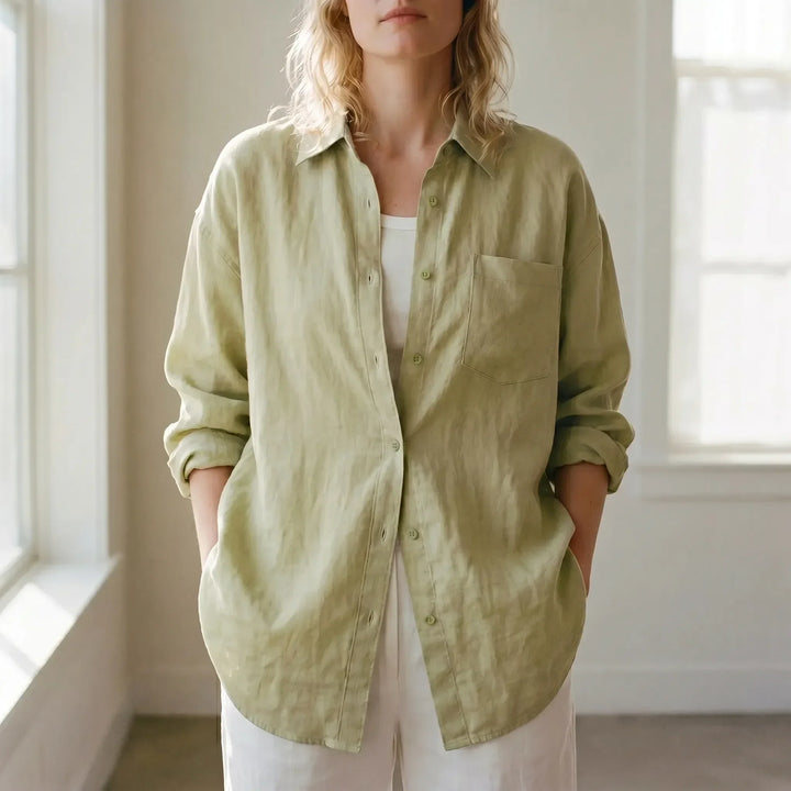 Women's oversized button-down shirt, perfect for casual everyday wear. Loose fit, long sleeve style.