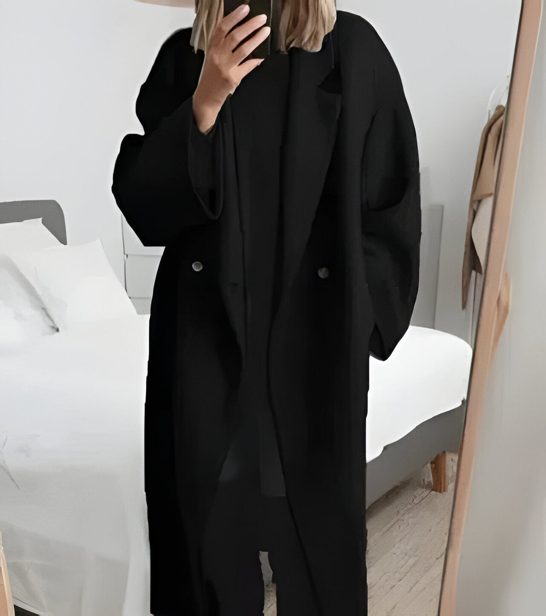 Elegant women's oversized winter coat, featuring a wide lapel collar and a relaxed fit, ideal for fashionable cold weather.