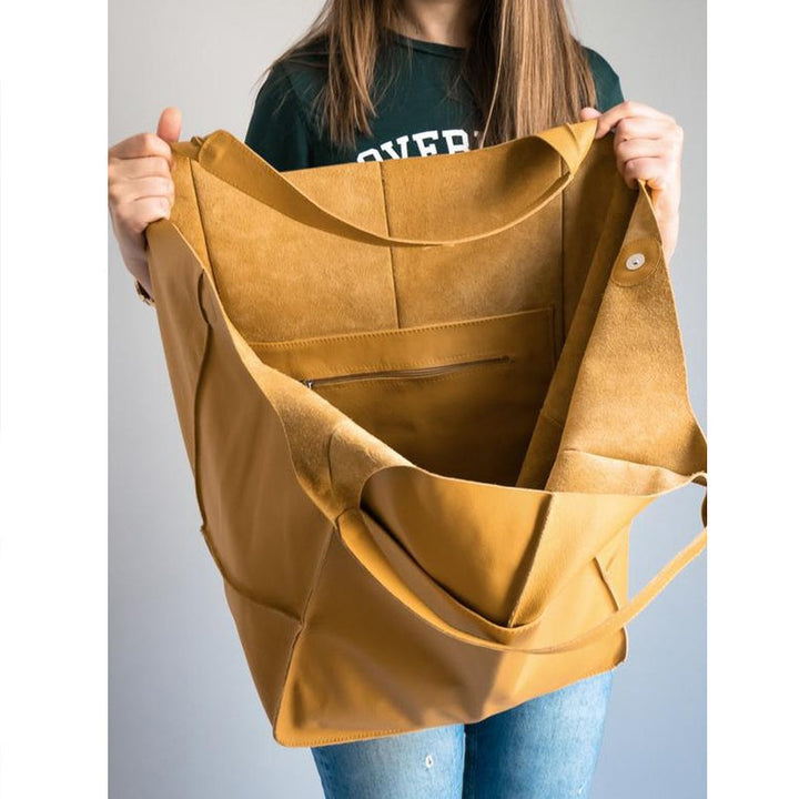 Trendy women's oversized travel bag combines fashion & function for weekend getaways.