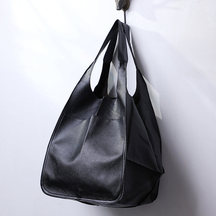 Ready for adventure: women's oversized travel bag for spontaneous weekend trips.