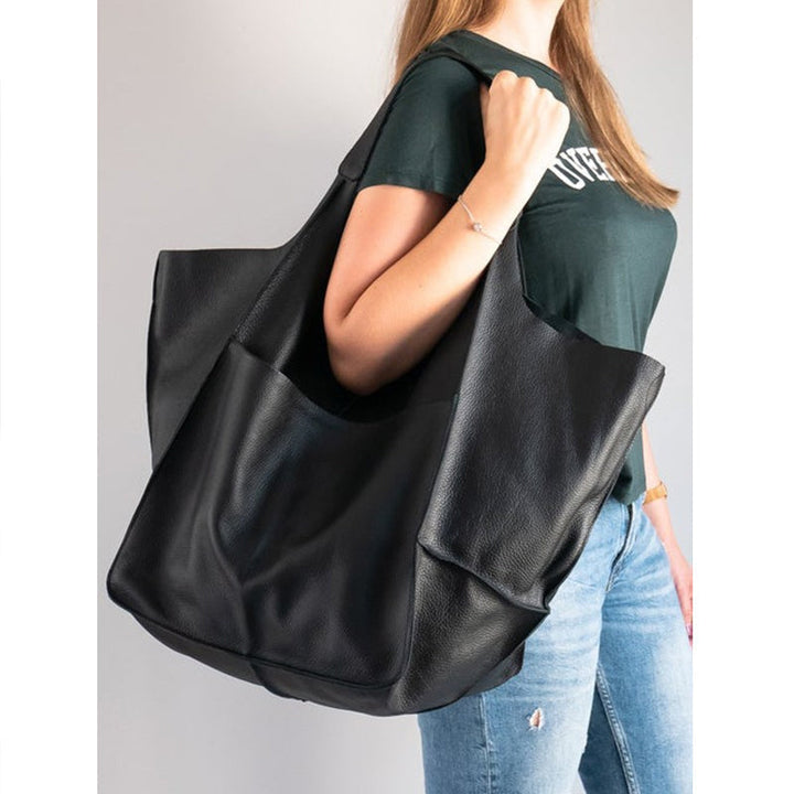 Practical women's oversized weekend bag, an essential travel accessory for short trips.