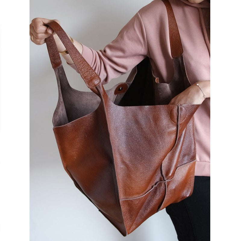 Women's oversized shoulder travel bag, a spacious weekend handbag & fashion accessory.