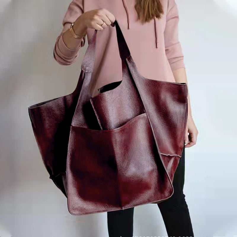 Stylish women's oversized shoulder bag, a versatile travel handbag for weekend adventures.