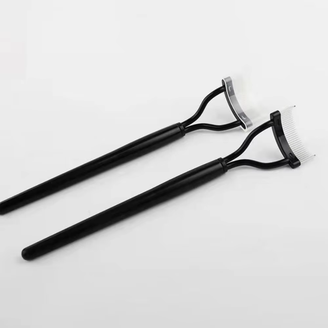 Gift-ready precision eyelash comb & lash separator for any beauty enthusiast.