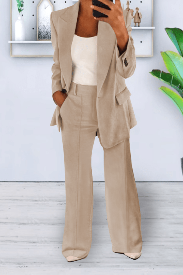 Relaxed fit women's two-piece set with breathable fabric for ultimate comfort and effortless style.