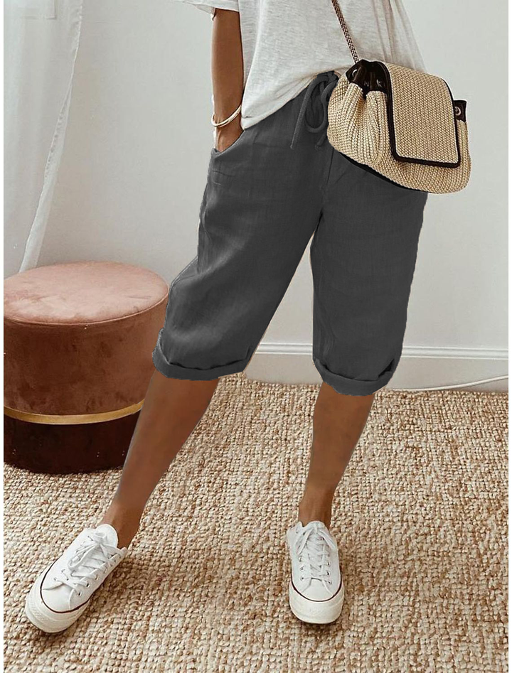 Pull-on women's capris, relaxed fit, elastic waist. Ideal for versatile everyday warm weather style.