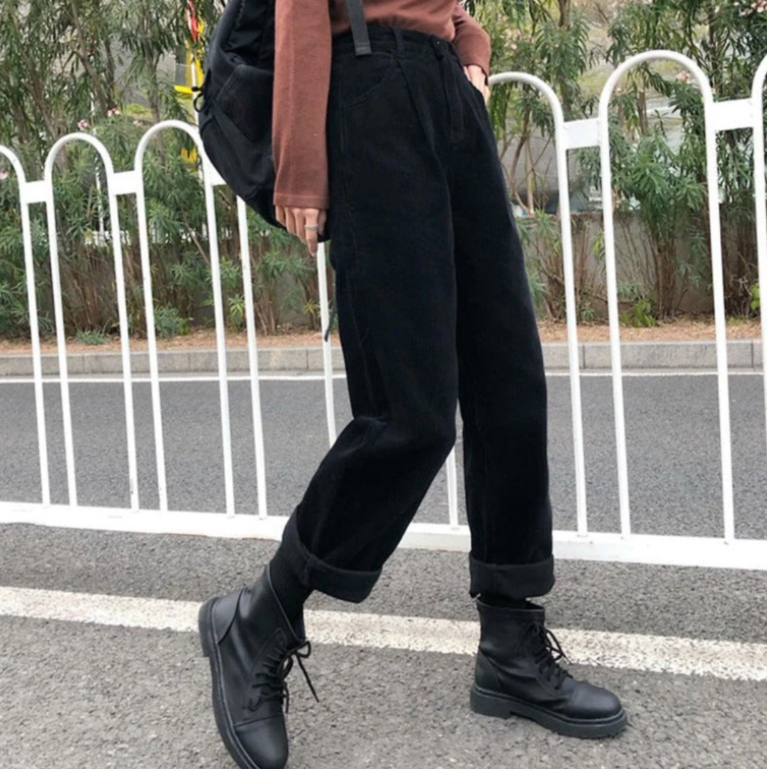 Winter fashion women's relaxed fit casual pants, warm and comfortable for daily style.