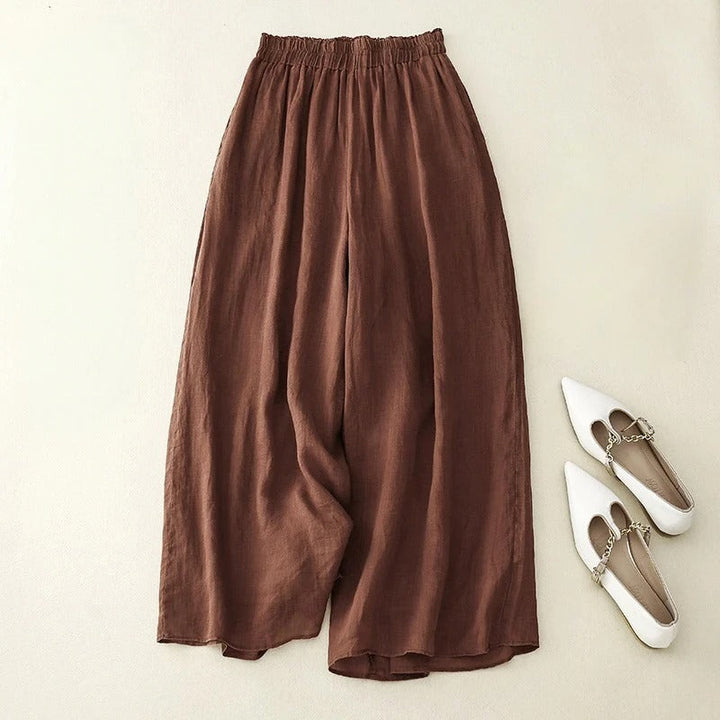 Women's relaxed fit trousers with loose waist, perfect for comfortable and versatile spring/summer fashion.
