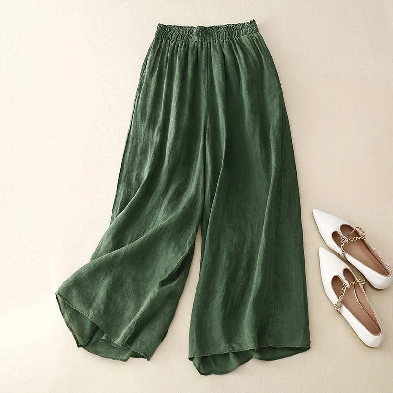 Comfortable women's relaxed fit trousers, versatile for spring fashion. Loose waist offers all-day ease.