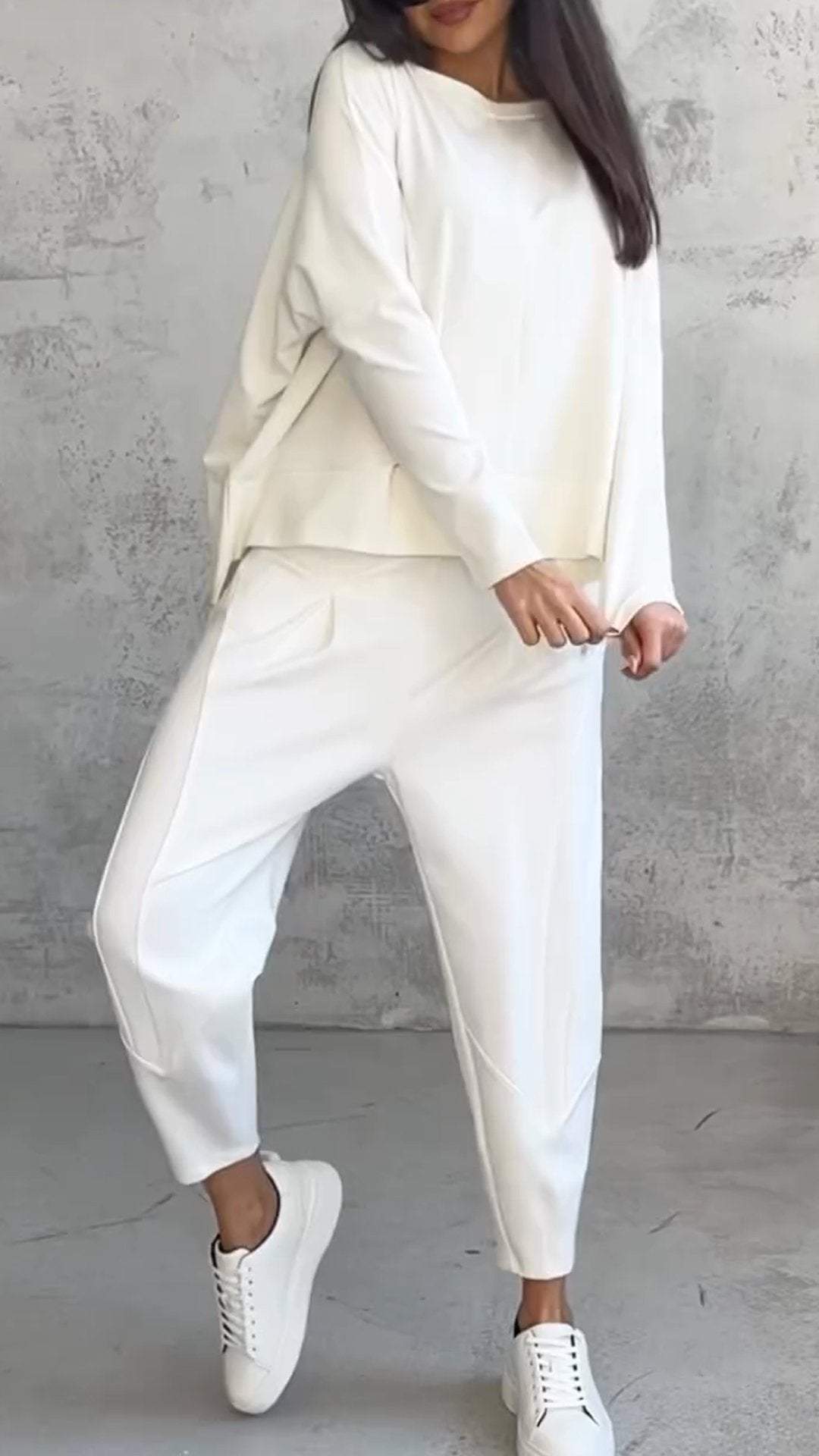 Women's relaxed two-piece leisure set, comfortable loungewear, everyday outfit with long sleeves.