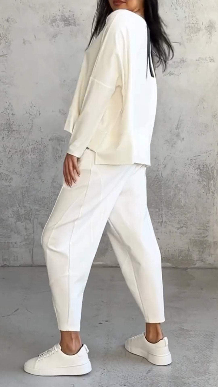 Cozy women's two-piece loungewear set, relaxed fit & comfortable for everyday casual wear.