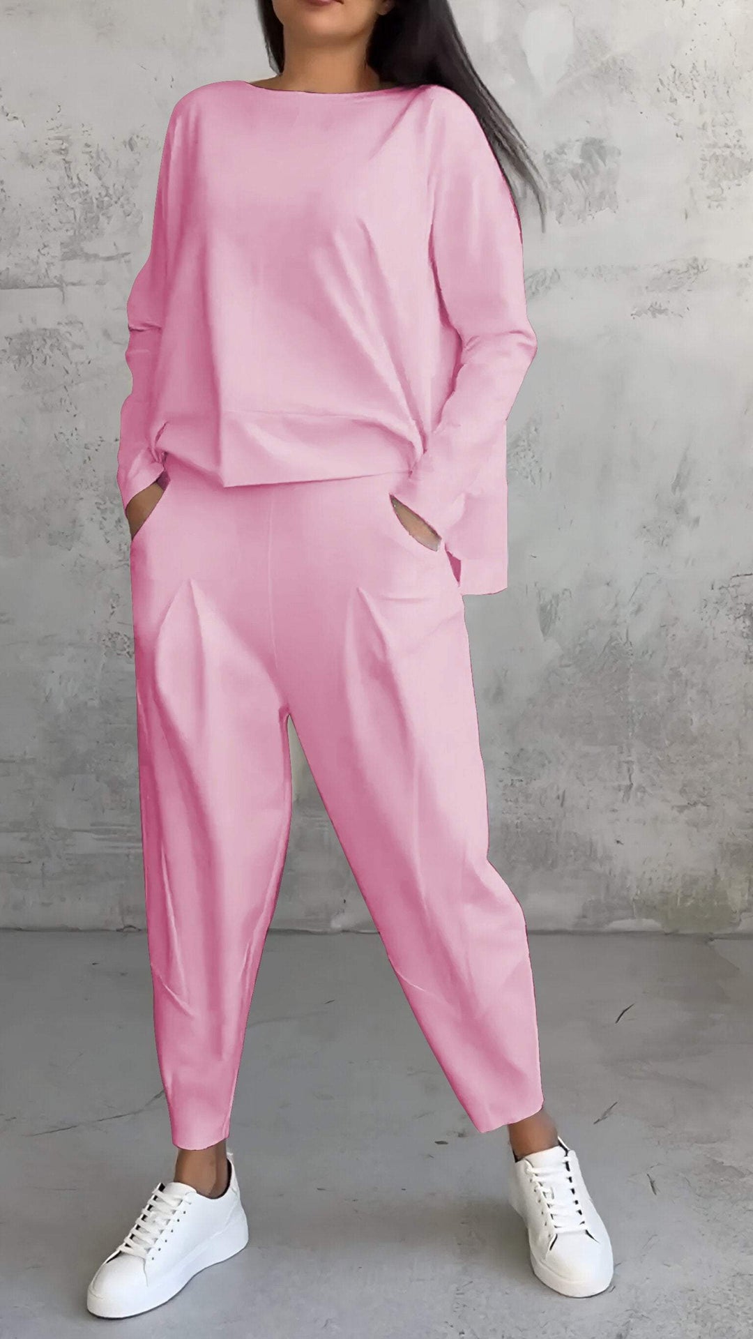 Soft women's two-piece leisure set, long sleeve, relaxed fit for ultimate comfort & style.