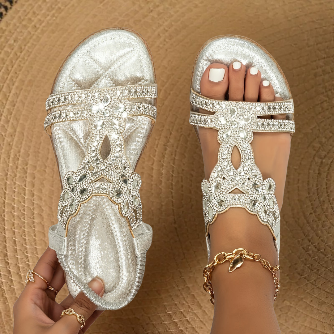 Casual women's flat beach sandals adorned with rhinestones, comfortable slip-ons for your summer holidays.