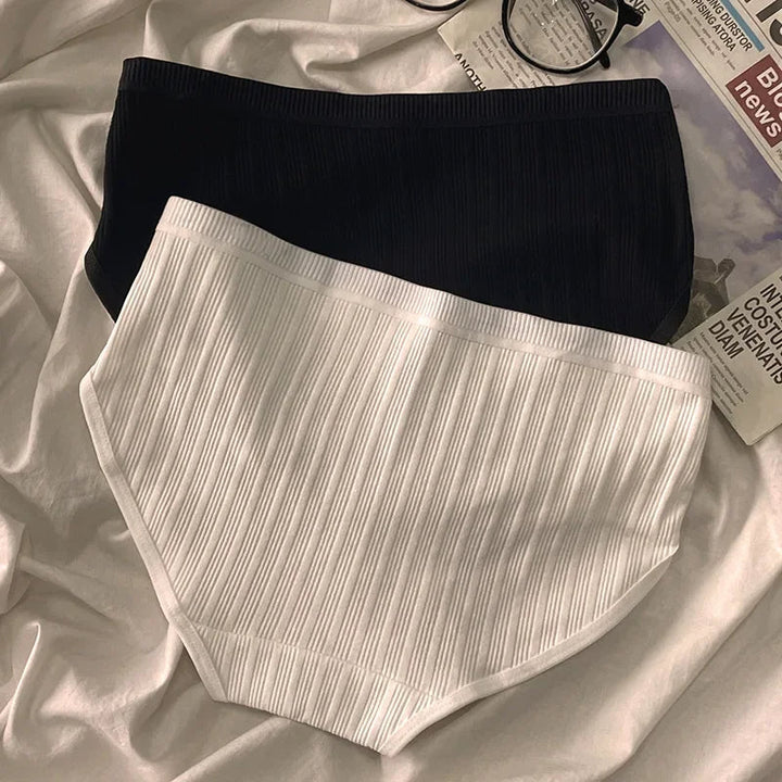 Seamless, comfortable women's high-rise ribbed cotton briefs, no-show panty 3-pack.