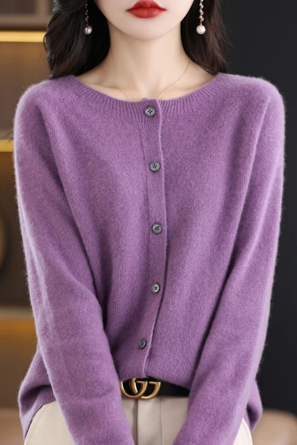 Versatile women's button-front long cardigan, perfect for office wear or a relaxed, comfortable look.