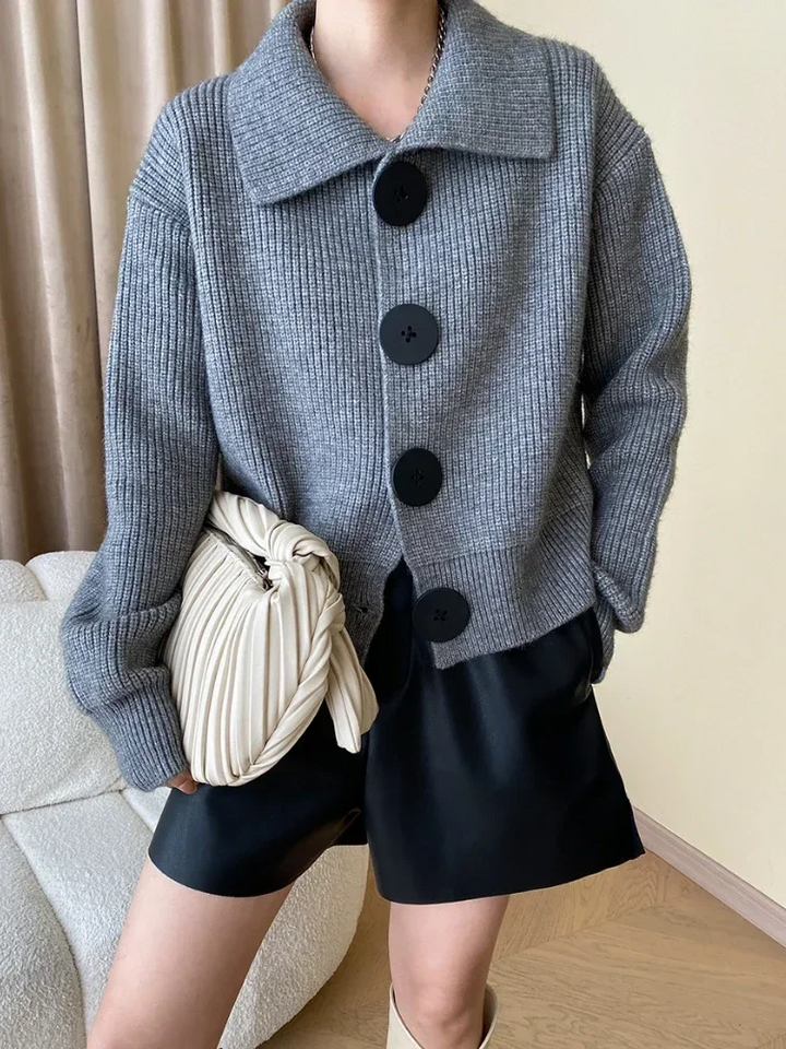 Stylish women's button-down cardigan, versatile and effortless, with a wide collar and relaxed fit.