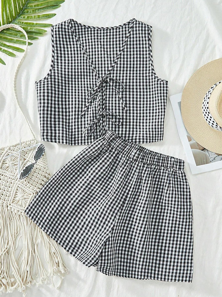 Comfortable women's striped lounge set, a matching crop top and shorts, ideal for relaxing at home or summer casual wear.