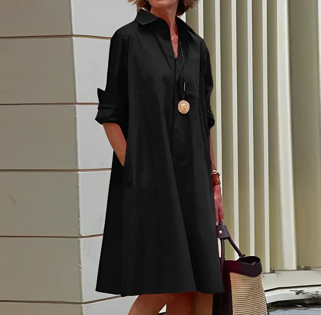 Casual women's short-sleeve polo dress, ideal for summer. Comfortable collared mini dress for everyday sporty style.