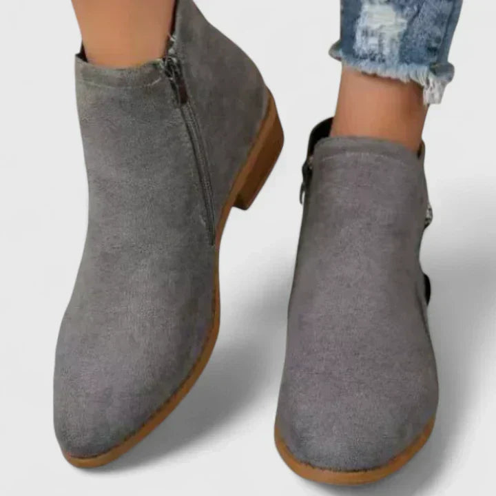 Front view of women's comfortable waterproof boots, highlighting their modern design for daily fashion.